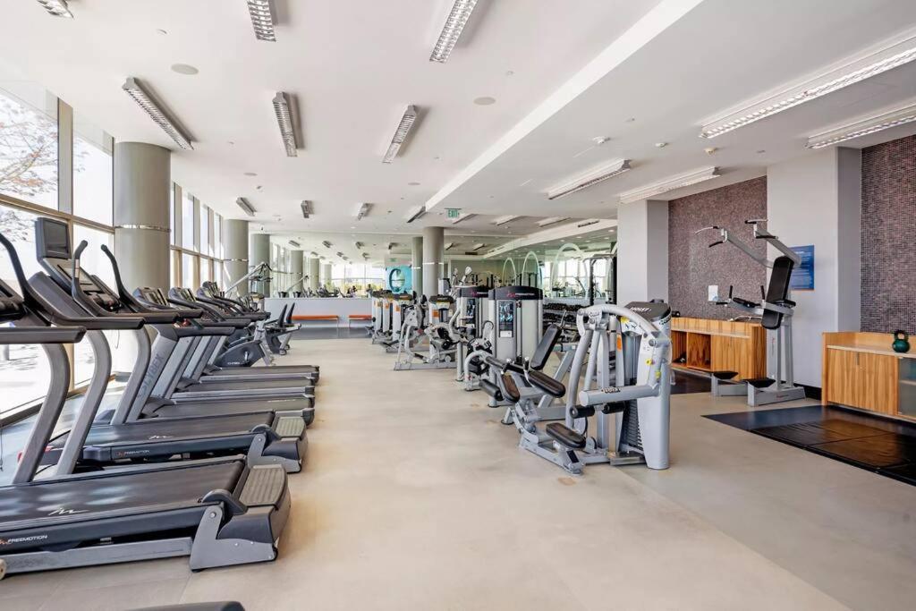 Appartamento Lovely Upscale High Rise Private Parking & Pool Los Angeles Esterno foto
