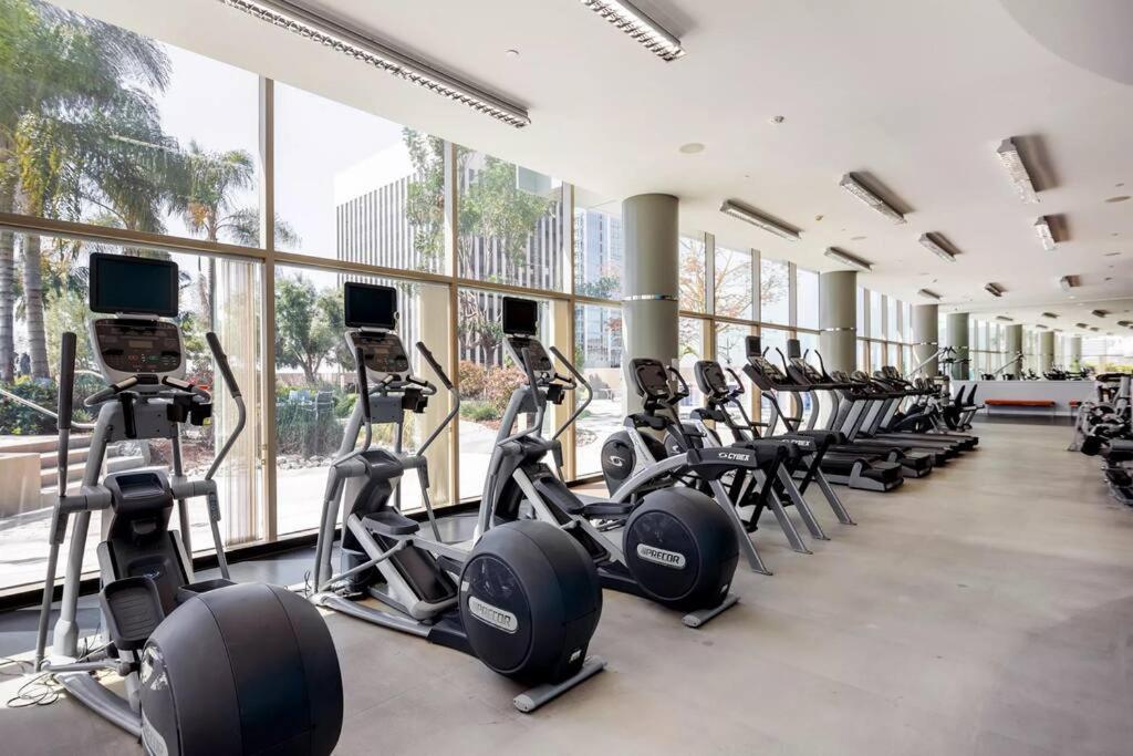 Appartamento Lovely Upscale High Rise Private Parking & Pool Los Angeles Esterno foto