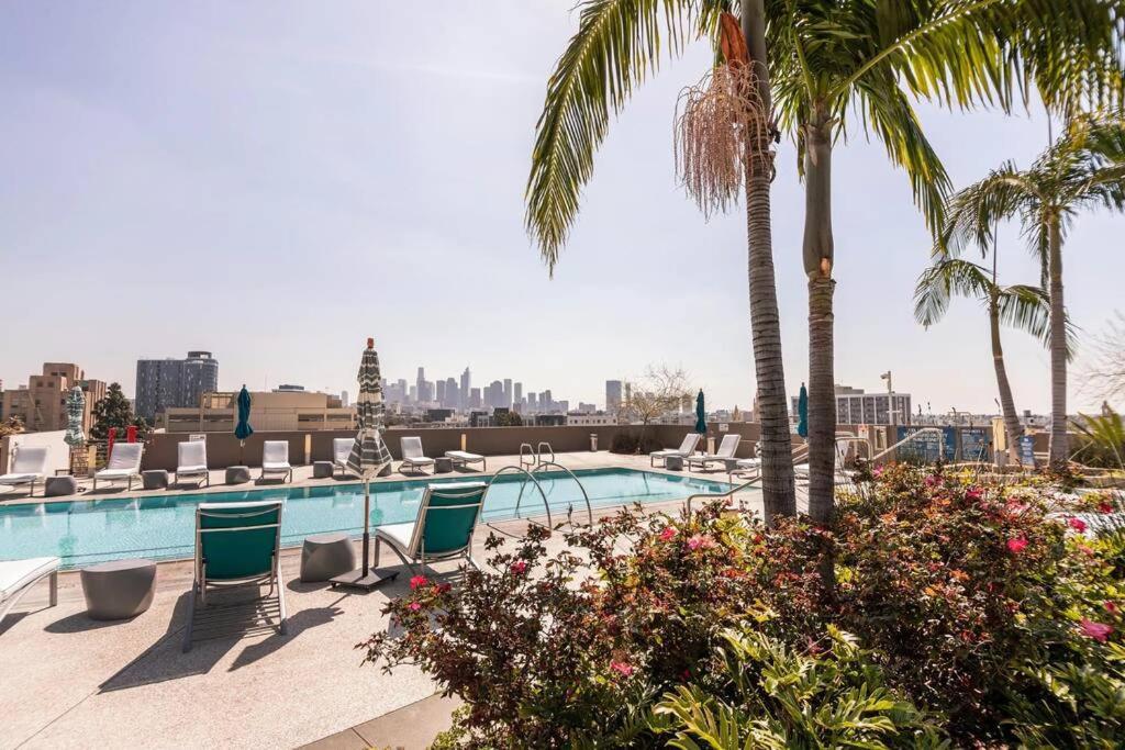 Appartamento Lovely Upscale High Rise Private Parking & Pool Los Angeles Esterno foto