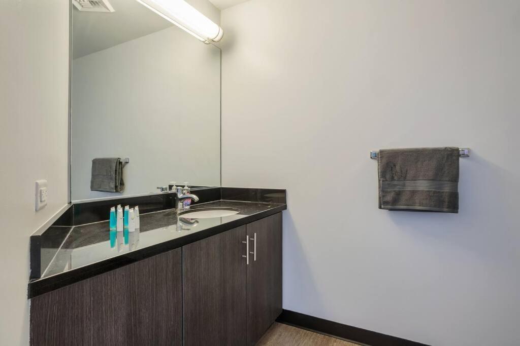 Appartamento Lovely Upscale High Rise Private Parking & Pool Los Angeles Esterno foto