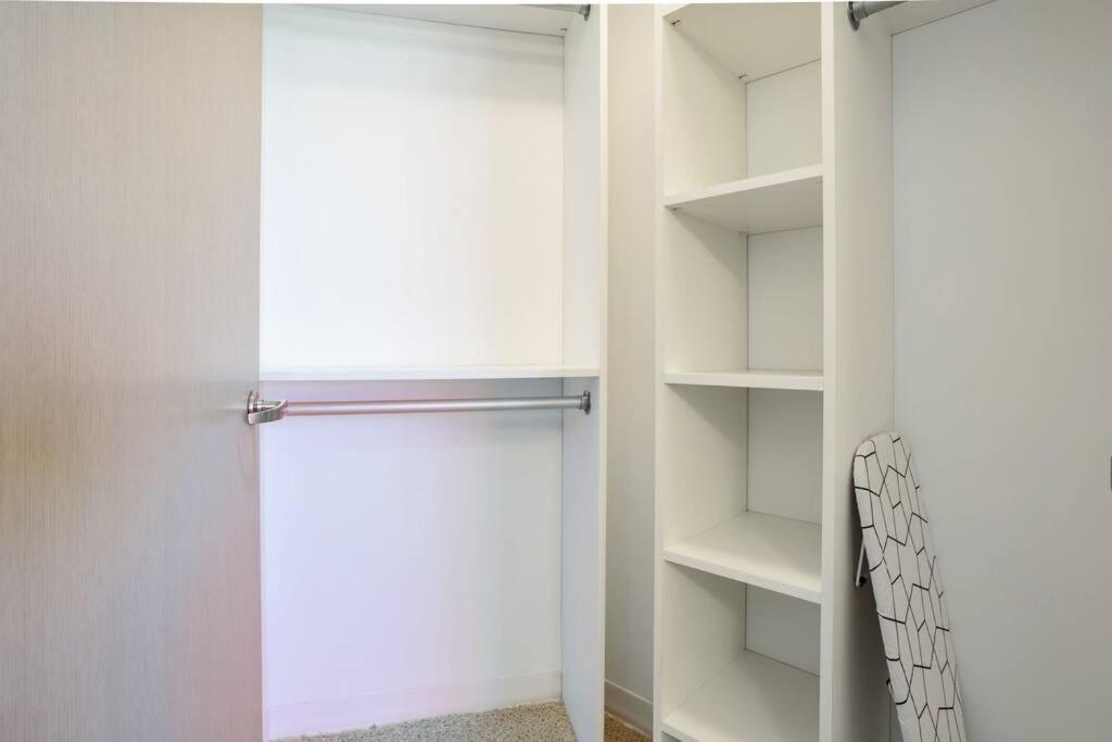 Appartamento Lovely Upscale High Rise Private Parking & Pool Los Angeles Esterno foto