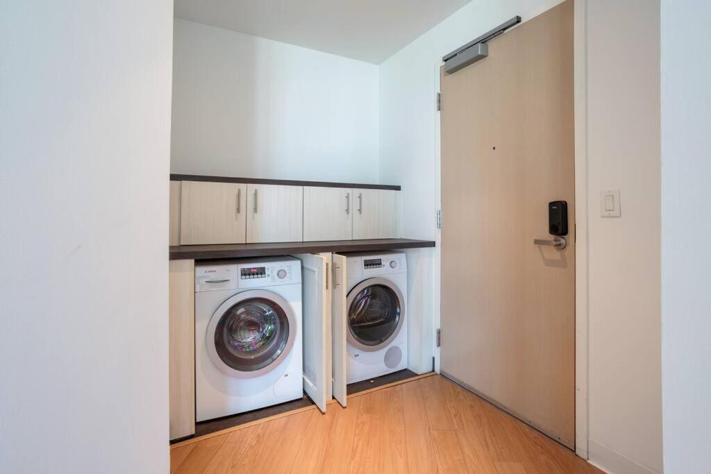 Appartamento Lovely Upscale High Rise Private Parking & Pool Los Angeles Esterno foto