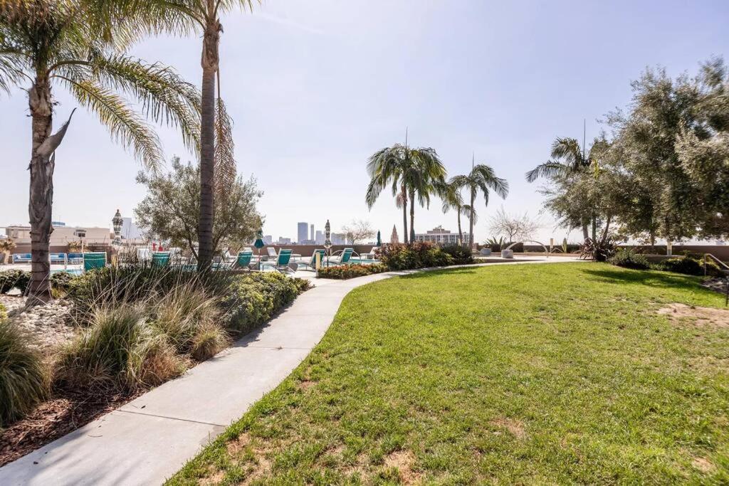 Appartamento Lovely Upscale High Rise Private Parking & Pool Los Angeles Esterno foto