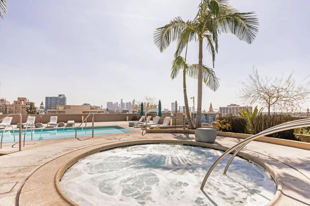 Appartamento Lovely Upscale High Rise Private Parking & Pool Los Angeles Esterno foto