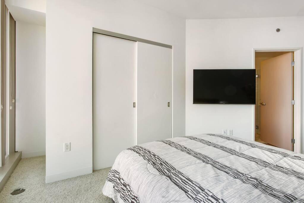 Appartamento Lovely Upscale High Rise Private Parking & Pool Los Angeles Esterno foto