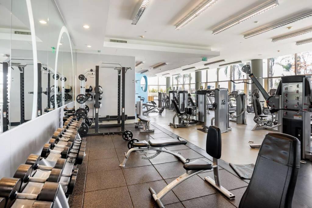 Appartamento Lovely Upscale High Rise Private Parking & Pool Los Angeles Esterno foto