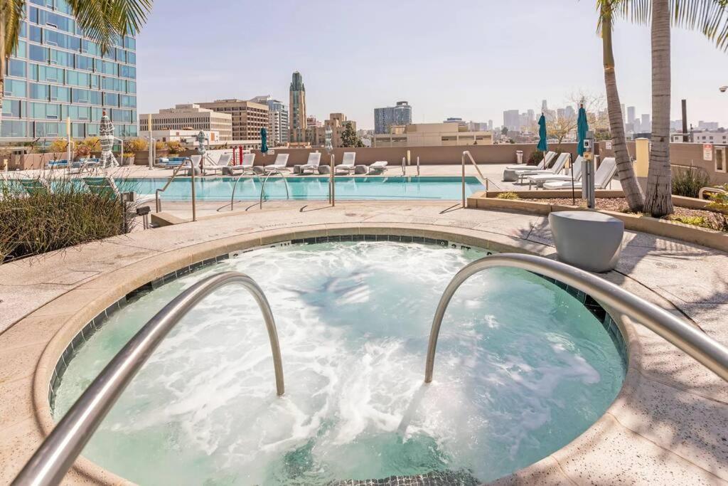 Appartamento Lovely Upscale High Rise Private Parking & Pool Los Angeles Esterno foto