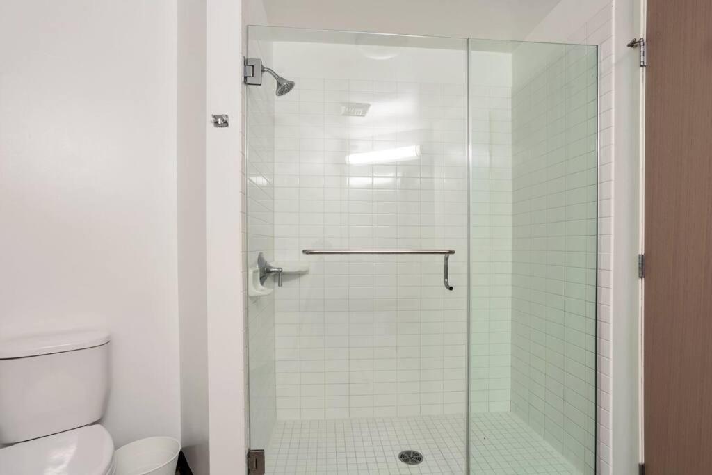 Appartamento Lovely Upscale High Rise Private Parking & Pool Los Angeles Esterno foto