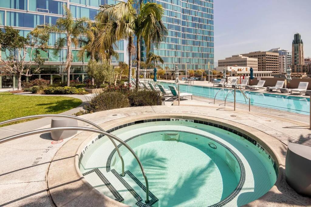Appartamento Lovely Upscale High Rise Private Parking & Pool Los Angeles Esterno foto