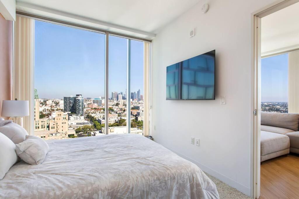 Appartamento Lovely Upscale High Rise Private Parking & Pool Los Angeles Esterno foto
