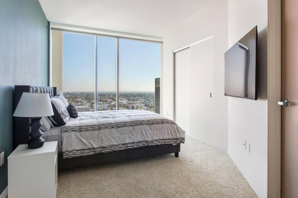 Appartamento Lovely Upscale High Rise Private Parking & Pool Los Angeles Esterno foto
