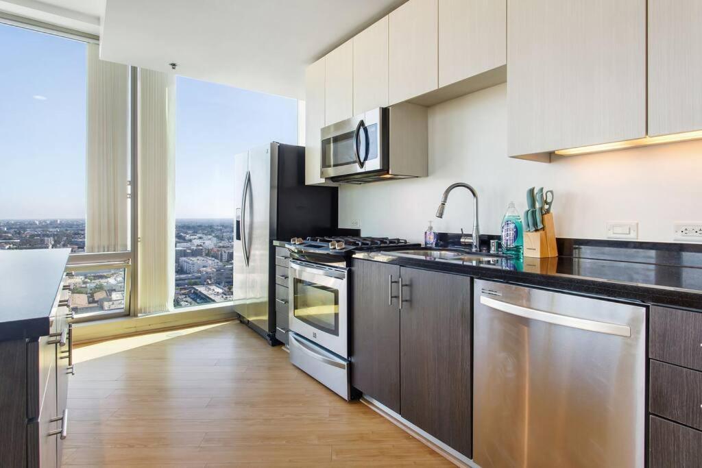 Appartamento Lovely Upscale High Rise Private Parking & Pool Los Angeles Esterno foto