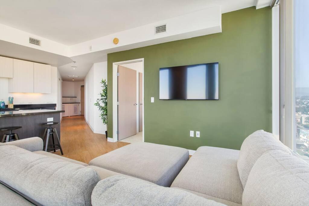 Appartamento Lovely Upscale High Rise Private Parking & Pool Los Angeles Esterno foto