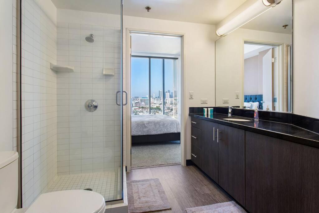 Appartamento Lovely Upscale High Rise Private Parking & Pool Los Angeles Esterno foto