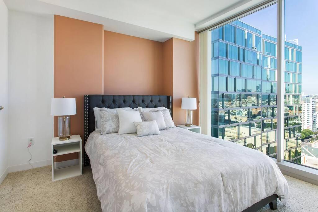 Appartamento Lovely Upscale High Rise Private Parking & Pool Los Angeles Esterno foto