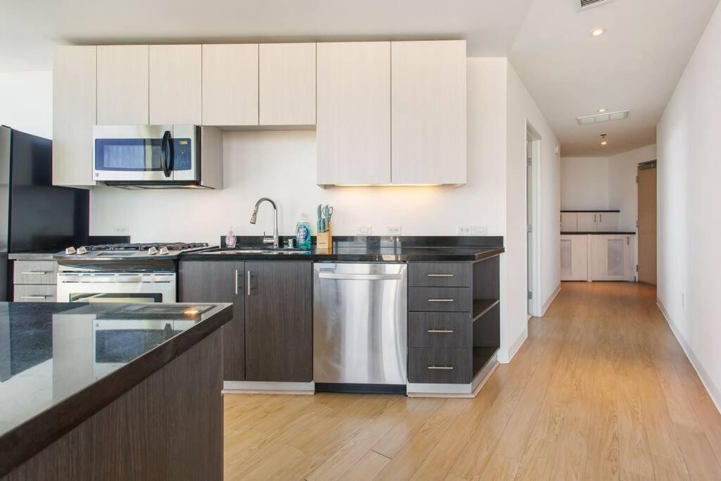 Appartamento Lovely Upscale High Rise Private Parking & Pool Los Angeles Esterno foto
