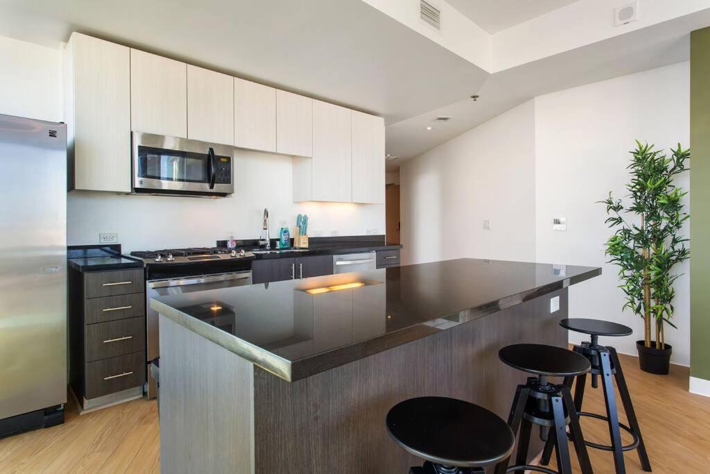 Appartamento Lovely Upscale High Rise Private Parking & Pool Los Angeles Esterno foto