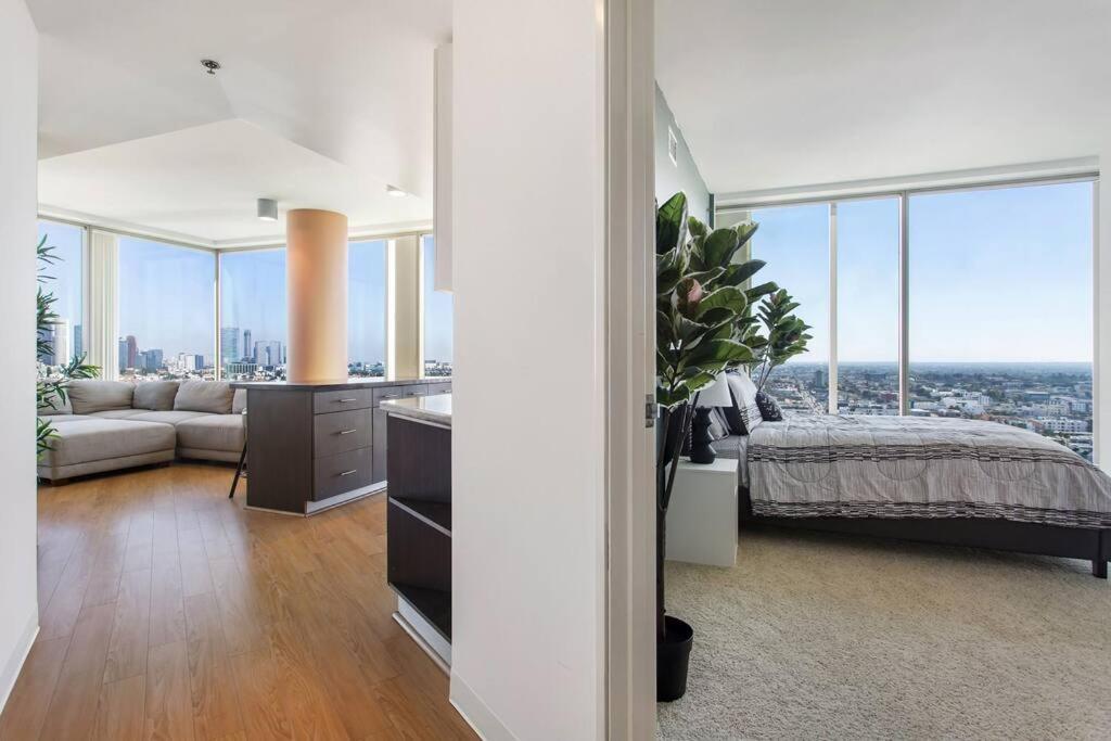 Appartamento Lovely Upscale High Rise Private Parking & Pool Los Angeles Esterno foto