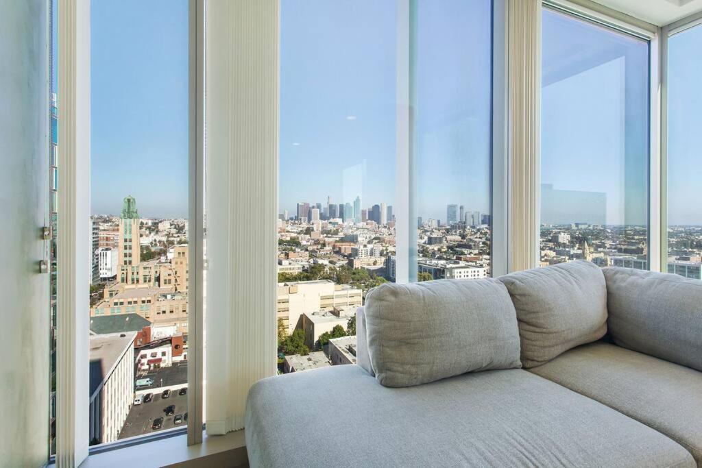 Appartamento Lovely Upscale High Rise Private Parking & Pool Los Angeles Esterno foto