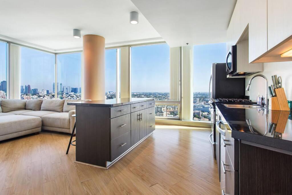 Appartamento Lovely Upscale High Rise Private Parking & Pool Los Angeles Esterno foto
