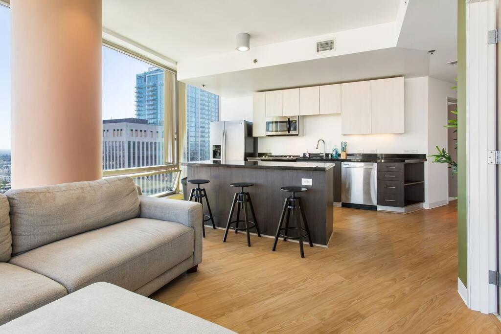 Appartamento Lovely Upscale High Rise Private Parking & Pool Los Angeles Esterno foto
