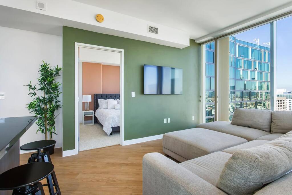 Appartamento Lovely Upscale High Rise Private Parking & Pool Los Angeles Esterno foto