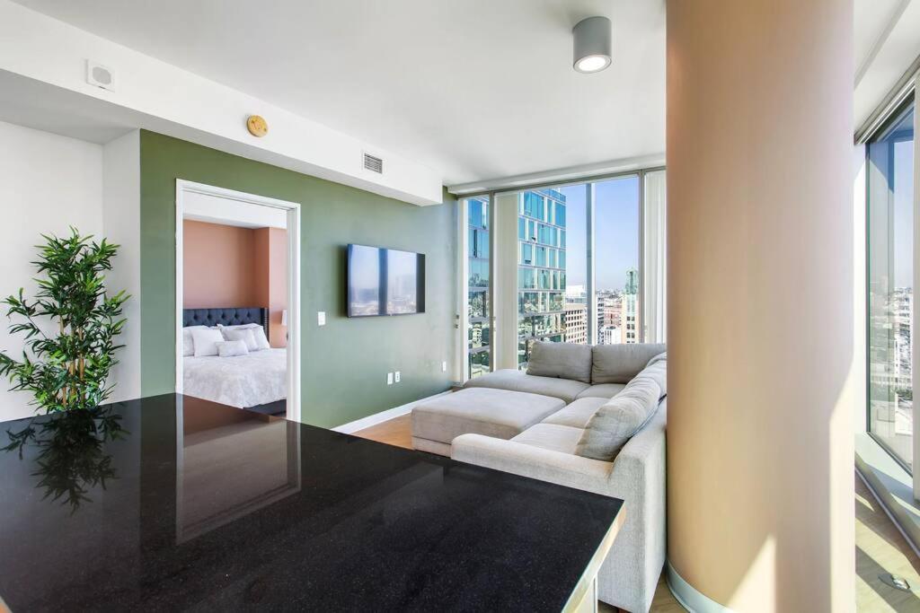 Appartamento Lovely Upscale High Rise Private Parking & Pool Los Angeles Esterno foto